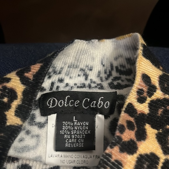 Used long sleeve leopard 🐆 top - Picture 2 of 4